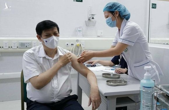 Bộ trưởng Y tế Nguyễn Thanh Long tiêm vaccine Covid-19 của hãng Astra Zeneca, sáng 6/5. Ảnh: Ngọc Thành