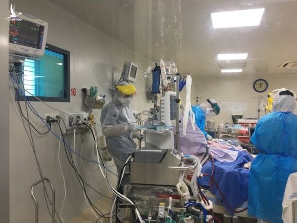Bệnh viện Bệnh Nhiệt đới TP HCM thông tin về một bệnh nhân Covid-19 trở nặng - Ảnh 1.