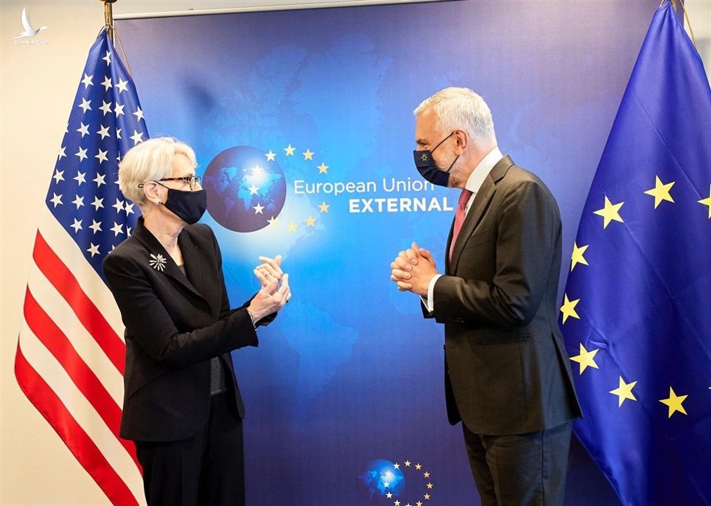 Thứ trưởng Ngoại giao Mỹ Wendy Sherman (trái) và Tổng thư ký EEAS Stefano Sannino.