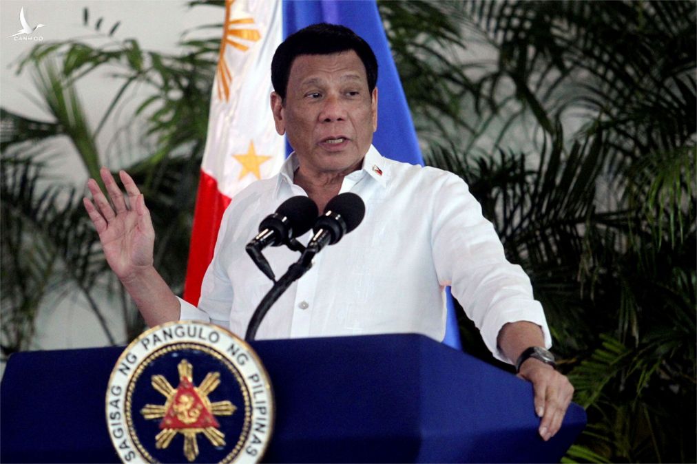 Tổng thống Phillipines Rodrigo Duterte đã gọi phán quyết năm của PCA "chỉ là một tờ giấy" chỉ đáng "vứt sọt rạc. 