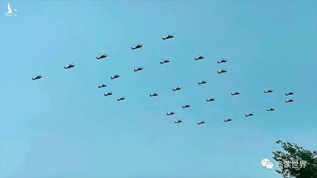 29 trực thăng quân sự Trung Quốc bay thành đội hình tạo thành số 100 trên bầu trời phía bắc Trung Quốc.