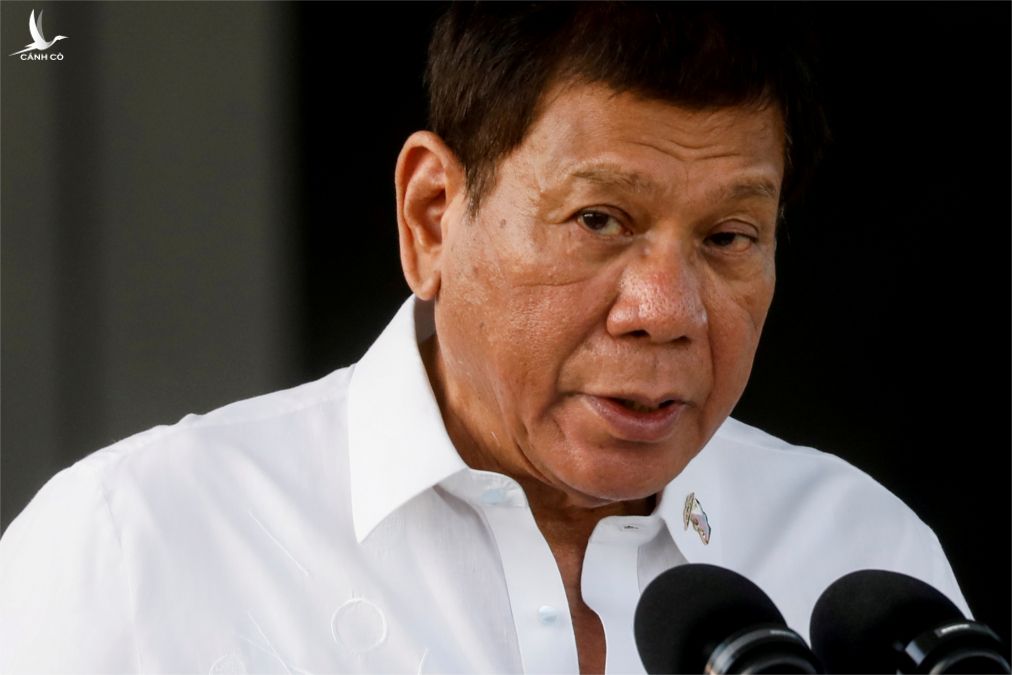 Ông Duterte thừa nhận những phát ngôn về “bảo vệ chủ quyền” của ông năm 2016 là “câu đùa đơn thuần khi vận động tranh cử”, đồng thời gọi những người tin vào nó là “ngu ngốc”