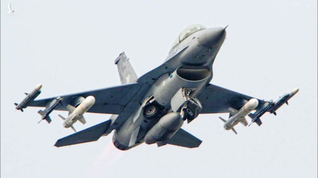 Tiêm kích F-16 Đài Loan lần đầu diễn tập phóng tên lửa không đối không AIM-120.