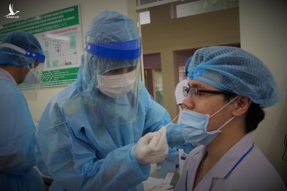 Nghi ngờ mắc COVID-19: Nên đi viện khám hay gọi điện báo nhân viên y tế? - Ảnh 1. Nghi ngờ mắc COVID-19: Nên đi viện khám hay gọi điện báo nhân viên y tế? - Ảnh 1.