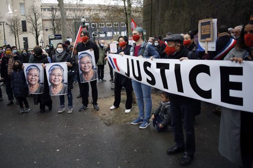 Các nhà hoạt động cầm ảnh bà Trần Tố Nga trong một sự kiện ủng hộ các nạn nhân chất độc da cam tổ chức ở Paris - Pháp vào cuối tháng 1-2021 Ảnh: AP