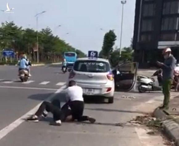 Kỷ luật đại úy công an đứng nhìn tài xế taxi bị thương vật lộn với tên cướp - Ảnh 1.