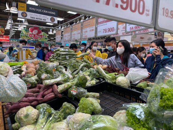 Sau lệnh giãn cách xã hội TP.HCM, siêu thị ở Gò Vấp đông nghẹt người mua sắm - ảnh 2