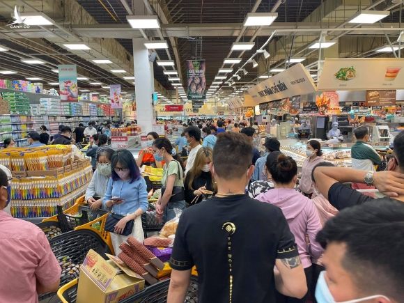 Sau lệnh giãn cách xã hội TP.HCM, siêu thị ở Gò Vấp đông nghẹt người mua sắm - ảnh 3