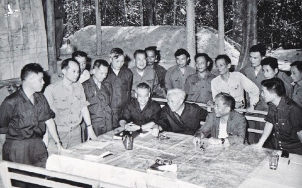Cuối tháng 3/1975, ông Lê Đức Thọ từ miền Bắc vào Nam cùng ông Phạm Hùng và Đại tướng Văn Tiến Dũng thay mặt Bộ Chính trị trực tiếp chỉ đạo chiến dịch giải phóng miền Nam. Ảnh Tư liệu. 