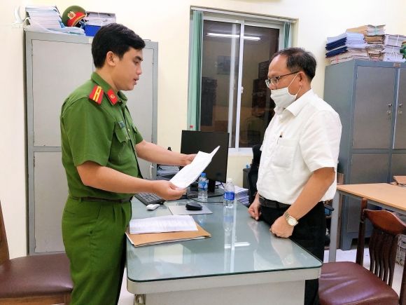Cơ quan công an đọc lệnh bắt giam ông Tất Thành Cang /// Ảnh: Thanh Tuyền