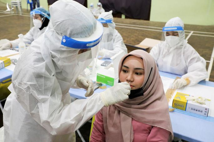 Nhân viên y tế lấy mẫu xét nghiệm Covid-19 ở Kuala Lumpur - Malaysia.