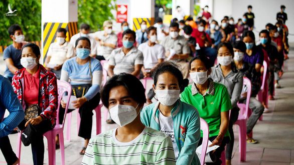 Người dân đợi tiêm vắcxin ngừa COVID-19 của Hãng Sinovac ở Phnom Penh, Campuchia, hôm 1-5.