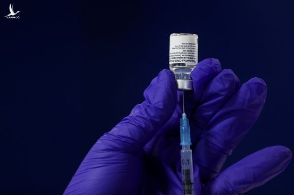Nhân viên y tế chuẩn bị một liều vaccine Pfizer tại trung tâm tiêm chủng ở Newcastle, Anh. Ảnh: Reuters