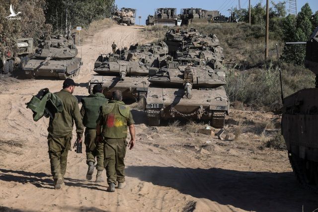 Binh lính và xe tăng của quân đội Israel tập trung gần Dải Gaza.