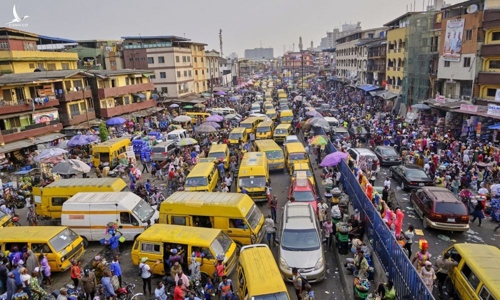 Khu phố đông đúc người và xe cộ ở thủ đô Lagos, Nigeria. Ảnh: Anadolu Agency.