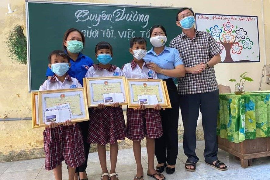 3 em học sinh trường Tiểu học Long Thạnh 1, huyện Giồng Riềng (Kiên Giang) đã nhặt được 42 triệu đồng và mang đến công an trình báo. Ảnh: PV