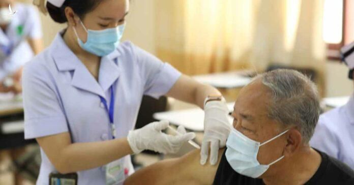 Một người đàn ông được tiêm vắc xin Covid-19 ở Lào (Ảnh minh họa: Unicef)