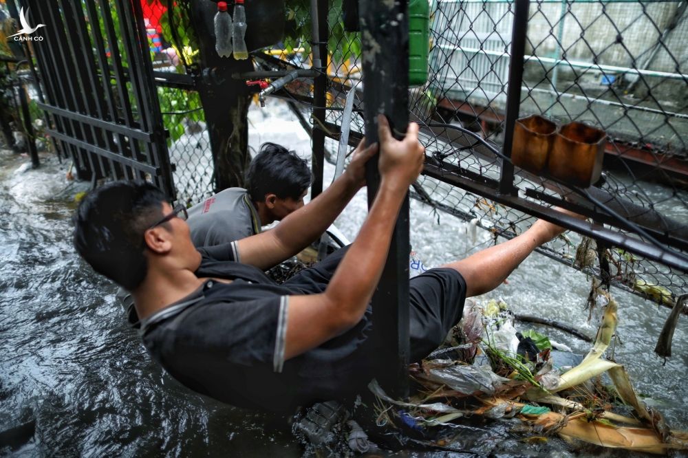 Người dân TP.Thủ Đức bì bõm lội nước sau cơn mưa lớn - ảnh 9