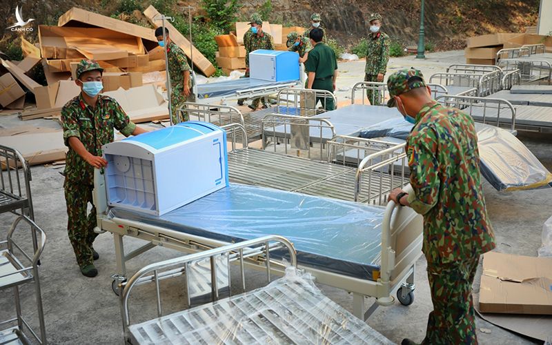 Binh lính tham gia xây dựng bệnh viện dã chiến tại Bắc Giang ngày 19/5/2021.