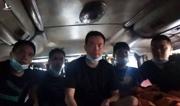 5 người Trung Quốc trốn trên xe từ vùng dịch Bắc Giang đi vào TP HCM. Ảnh: Thái Hà.