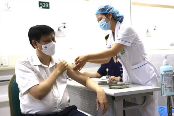 Bộ trưởng trả lời phỏng vấn báo chí ngay sau khi tiêm vaccine COVID-19. Ảnh: Hải Nguyễn