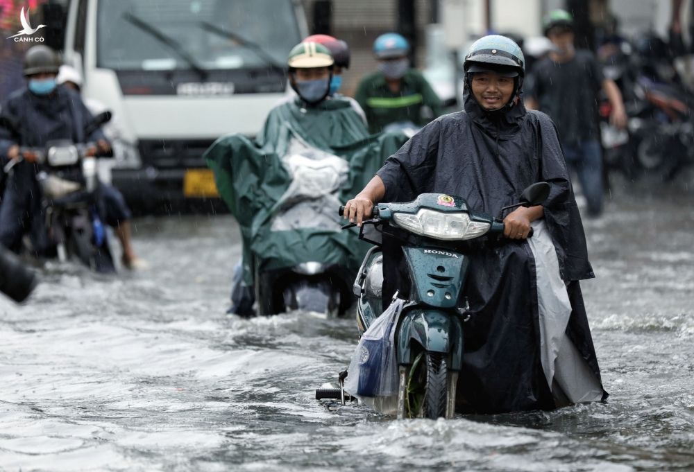 Người dân TP.Thủ Đức bì bõm lội nước sau cơn mưa lớn - ảnh 4