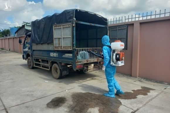 7 người trốn sau thùng xe tải khi qua chốt kiểm dịch ở Bà Rịa Vũng Tàu