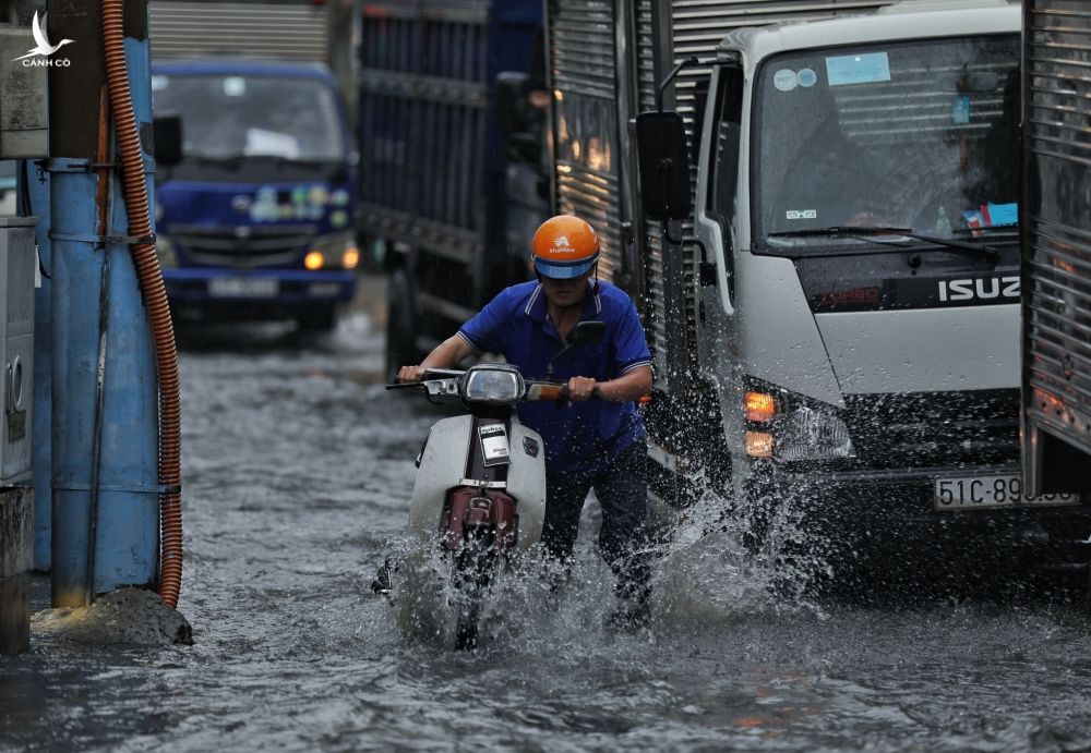 Người dân TP.Thủ Đức bì bõm lội nước sau cơn mưa lớn - ảnh 1