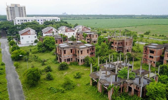 Những căn biệt thự bỏ hoang trên đường Lê Hồng Phong, huyện Nhơn Trạch, tỉnh Đồng Nai