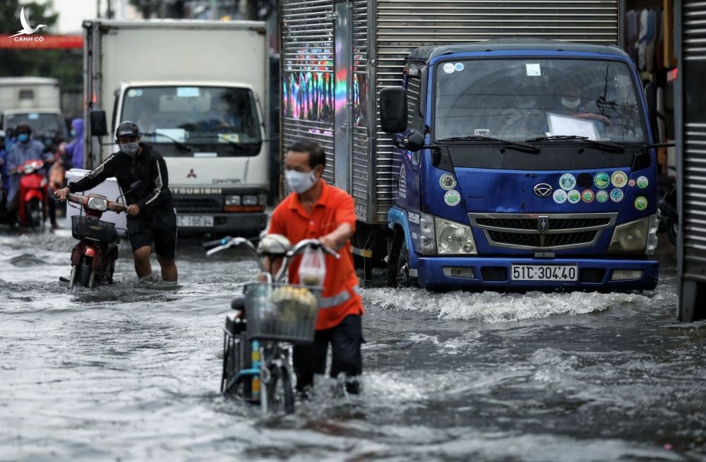 Người dân TP.Thủ Đức bì bõm lội nước sau cơn mưa lớn - ảnh 5