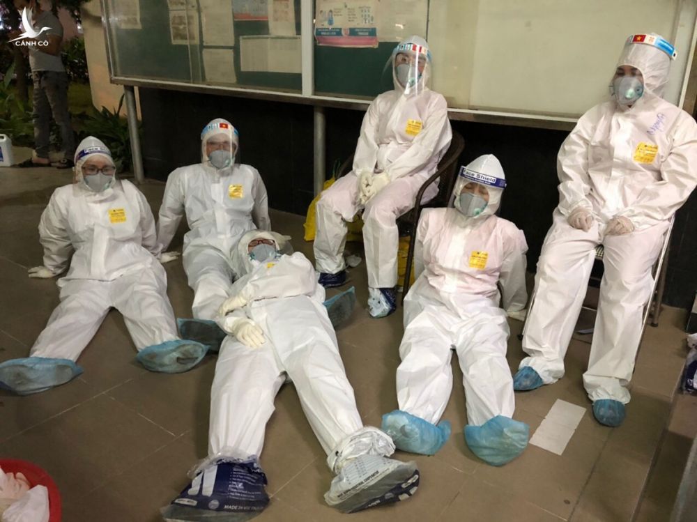 Các nhân viên y tế huyện Tiên Du tranh thủ ngả lưng sau đêm trắng 13/5 lấy mẫu cho công nhân ở huyện Yên Phong. Ảnh: Nhân vật cung cấp.