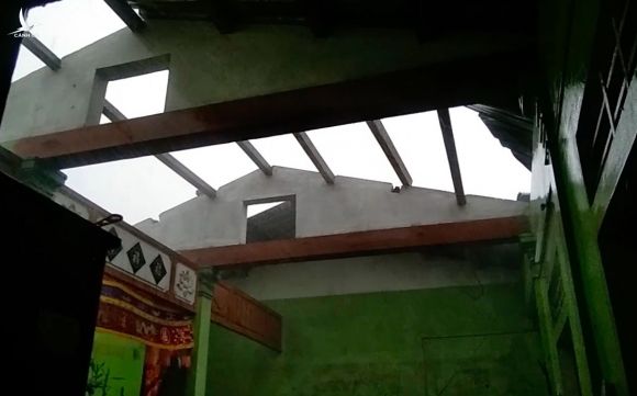 Lốc xoáy kinh hoàng khiến hàng chục nhà dân Quảng Trị bị tốc mái, 2 lán trại chống dịch bị sập - Ảnh 2.