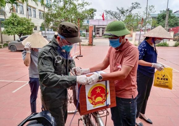Tâm dịch Bắc Giang: Tổ bầu cử đạp xe chở hòm phiếu đến tận nhà để dân bầu cử - Ảnh 3.