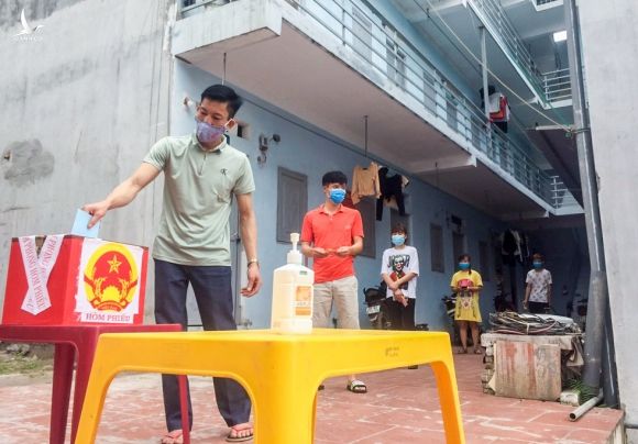 Tâm dịch Bắc Giang: Tổ bầu cử đạp xe chở hòm phiếu đến tận nhà để dân bầu cử - Ảnh 8.