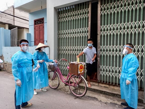 Tâm dịch Bắc Giang: Tổ bầu cử đạp xe chở hòm phiếu đến tận nhà để dân bầu cử - Ảnh 5.