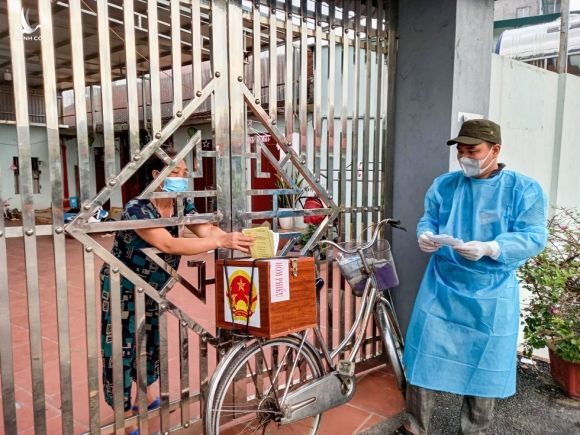 Tâm dịch Bắc Giang: Tổ bầu cử đạp xe chở hòm phiếu đến tận nhà để dân bầu cử - Ảnh 1.