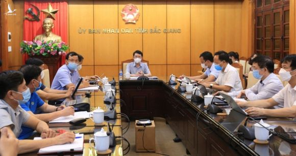 Bắc Giang tạm dừng hoạt động 4 khu công nghiệp, phong tỏa toàn huyện Việt Yên - Ảnh 2.