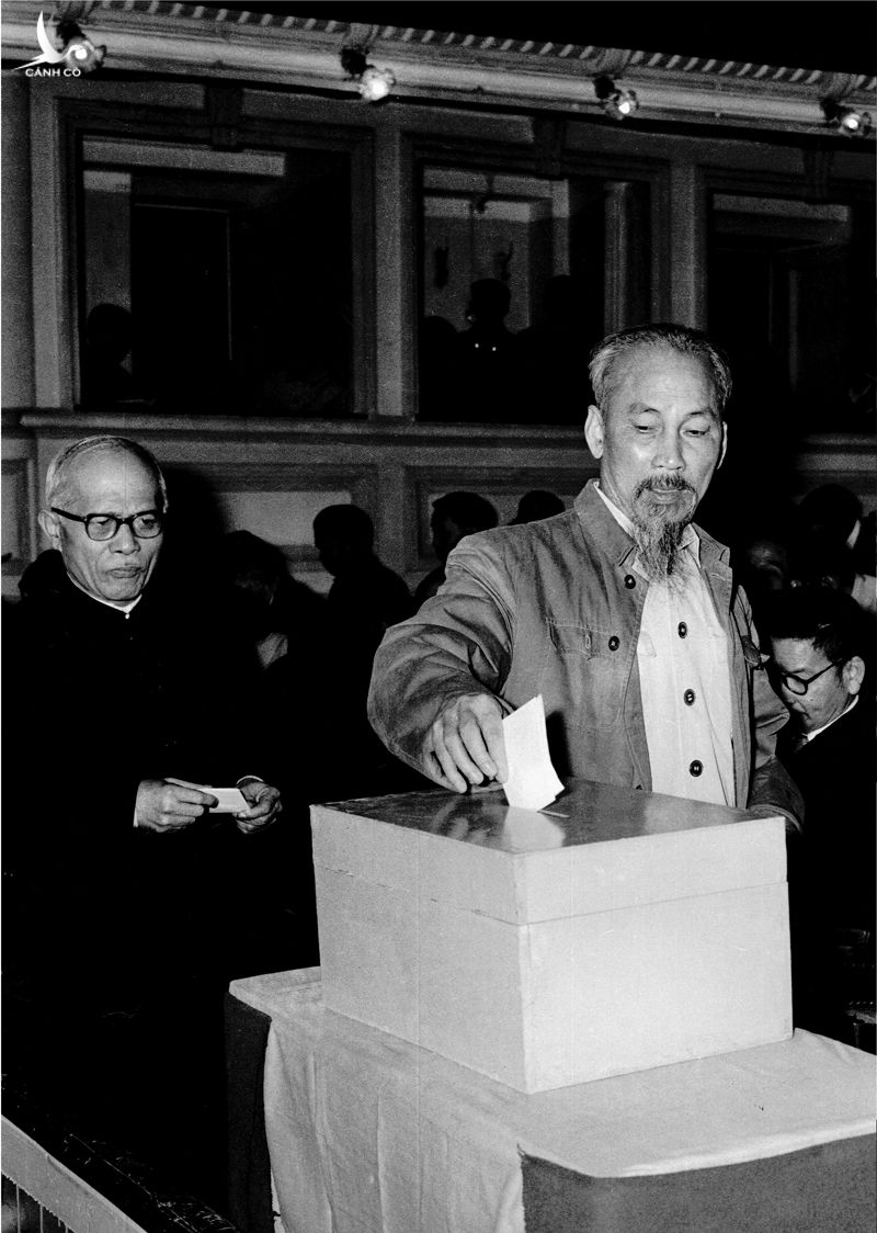 Bác Hồ bỏ phiếu bầu trong cuộc bầu cử Quốc hội khóa đầu tiên.