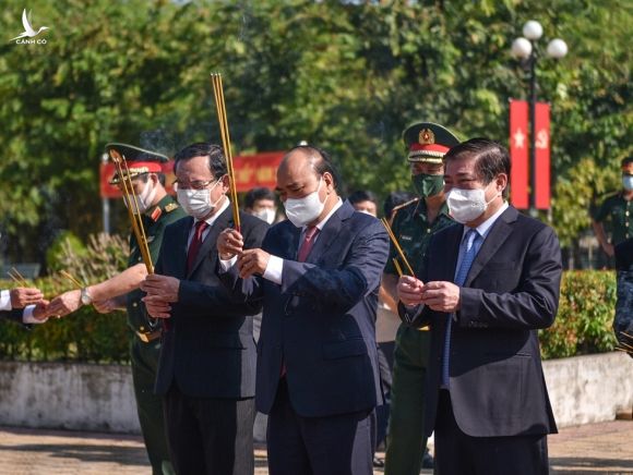 Chủ tịch nước Nguyễn Xuân Phúc dâng hương tưởng niệm tại Ngã ba Giồng - Ảnh 2.