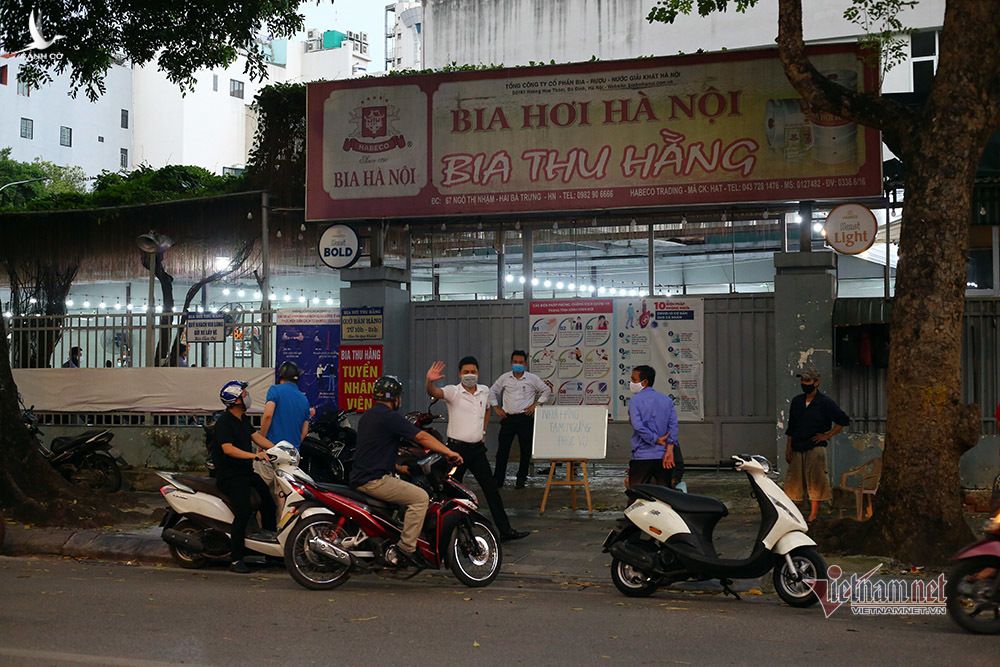 Một số quán bia vẫn tấp nập khách sau lệnh cấm của Hà Nội