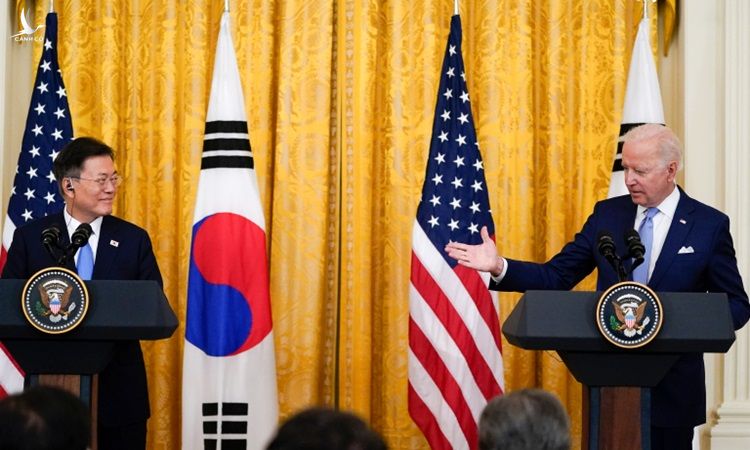 Tổng thống Mỹ Joe Biden (phải) và Tổng thống Hàn Quốc Moon Jae-in tại cuộc họp báo chung ở Nhà Trắng hôm 21/5. Ảnh: AP.