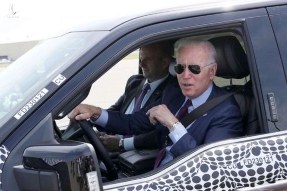 Ông Biden lái xe điện, nói đùa sẽ cán phóng viên nếu hỏi về Israel - Hamas - Ảnh 1.