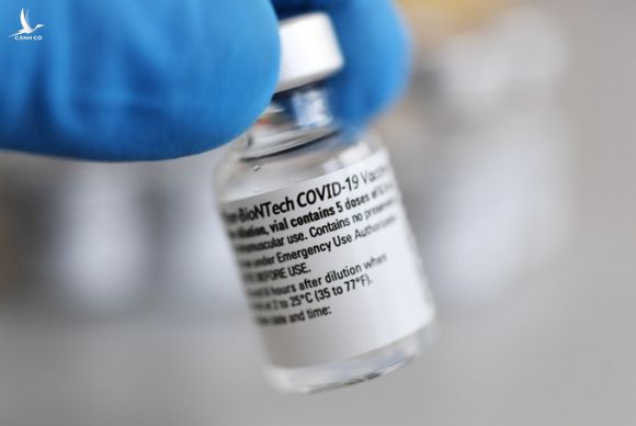 Một lọ vaccine Pfizer ở Đức hồi tháng một. Ảnh: Reuters