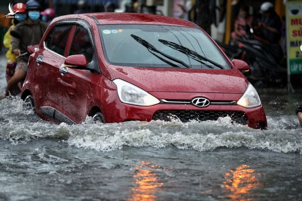 Người dân TP.Thủ Đức bì bõm lội nước sau cơn mưa lớn - ảnh 6