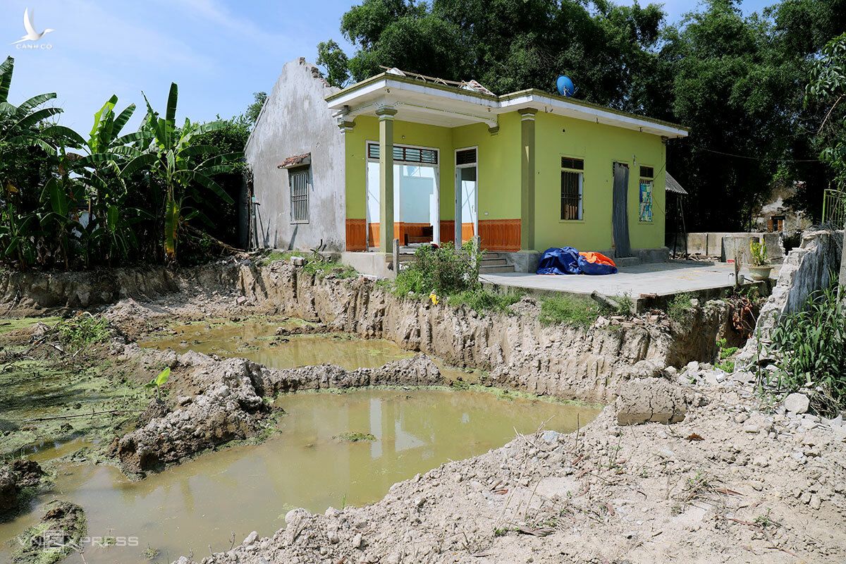 Nhà của một hộ dân ở xã Yên Hồ, huyện Đức Thọ được đập bỏ để nhường đất xây cao tốc Diễn Châu - Bãi Vọt. Ảnh: Đức Hùng