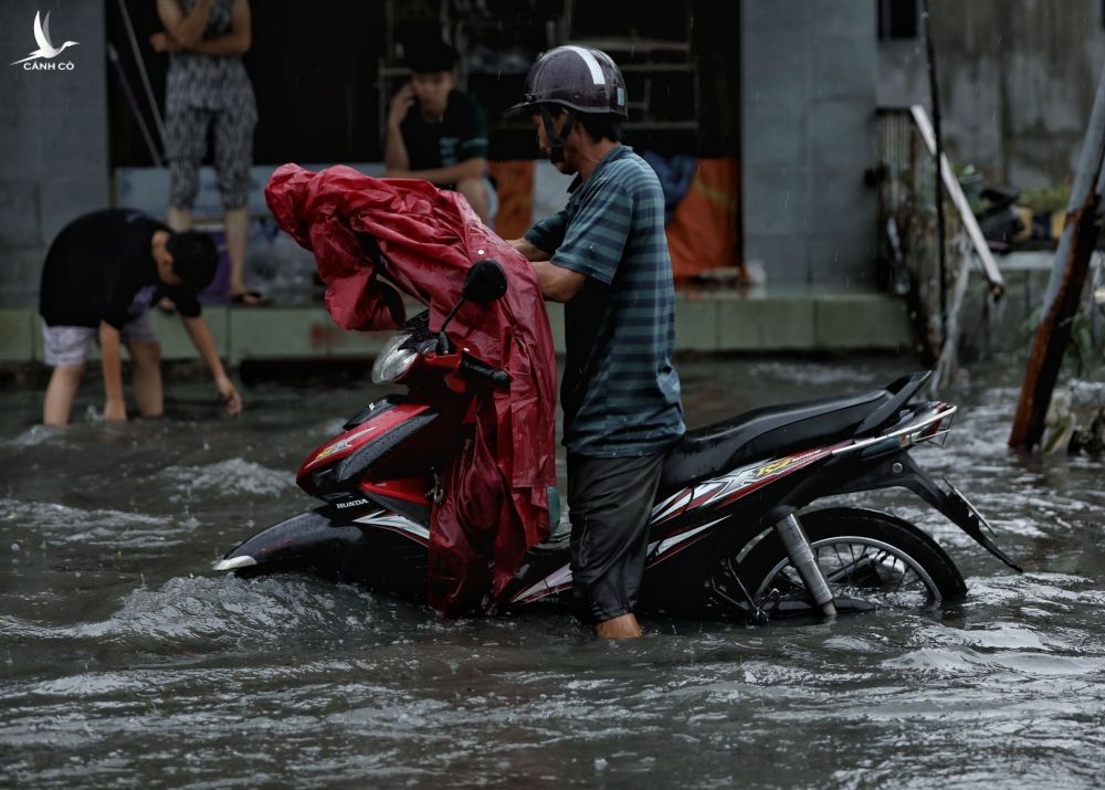 Người dân TP.Thủ Đức bì bõm lội nước sau cơn mưa lớn - ảnh 7
