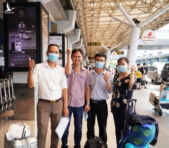 Bệnh viện Chợ Rẫy cử 4 chuyên gia sang hỗ trợ Lào chống dịch COVID-19 - Ảnh 2.