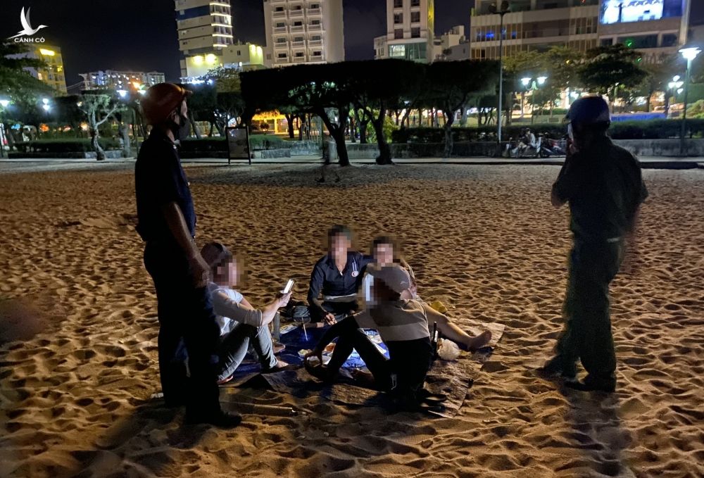 Tổ kiểm tra nhắc nhở, yêu cầu người dân không tụ tập trên bãi biển Nha Trang /// ẢNH: PHAN LÊ