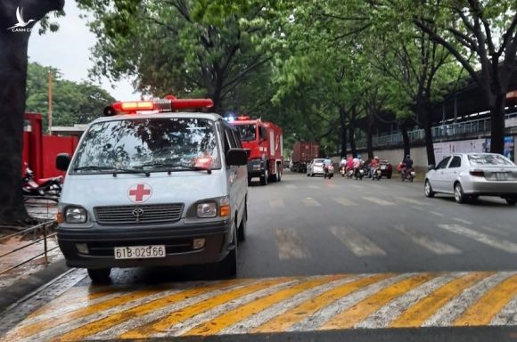 Một xe cấp cứu và xe của lực lượng cháy có mặt tại khu vực xảy ra vụ việc. Ảnh: Đình Trọng