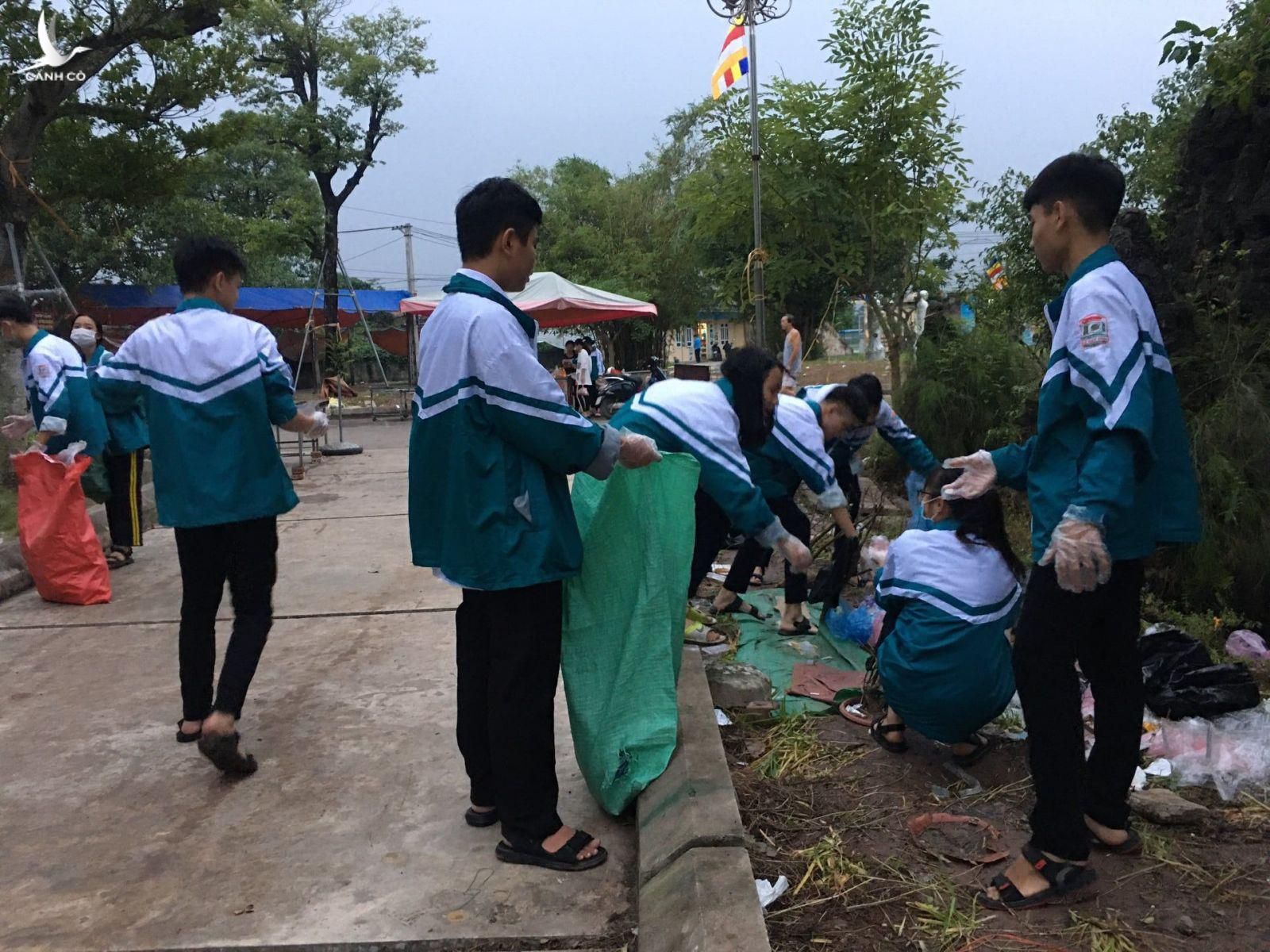 Câu lạc bộ Tình nguyện trường THPT Lê Quý Đôn đã cùng nhau dọn dẹp lại con đường đi vào Chùa Cổ Lễ, trả lại 1 con đường Xanh - Sạch -Đẹp (Ảnh tư liệu nhà trường).